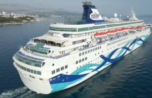 Yunanıstan limanında turist gəmisinin qarşılanması sərt etirazlarla qarşılanıb
